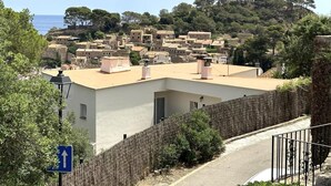 A coastal village with traditional architecture, a clear view of the sea, and a sign indicating a direction. - BEAUTIFUL HOUSE SEA VIEWS (Tossa de Mar)