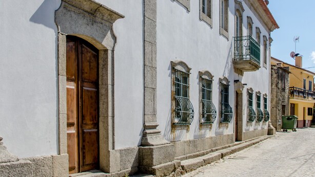 A historic building with a white facade, multiple windows, and a red-tiled roof. -  Rural accommodation Solar dos Marcos (Bemposta Mogadouro)
