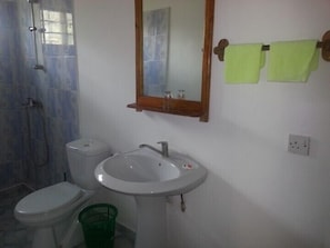 Double or Twin Room | Bathroom | Free toiletries - Family Beach Bungalows (Kiwengwa)