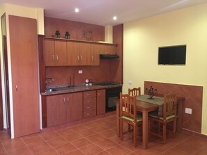 Een koelkast, een microgolfoven, een oven, een kookplaat