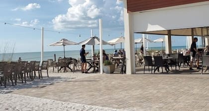 LAST MINUTE DEALS! FREE WiFi ,Anna Maria Island Just Around The Corner or Stroll to Bay!