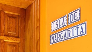 Una porta di legno con un cartello sopra che recita "ISLA DE MARGARITA".