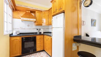 Frigorífico, horno, lavavajillas y utensilios de cocina