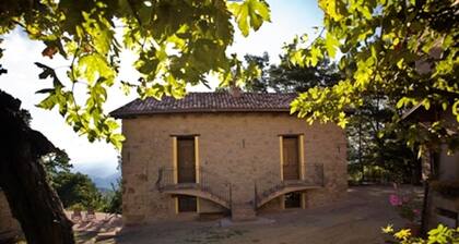 Giacomina - Converted stone barn, mountain village, spectacular views, pool