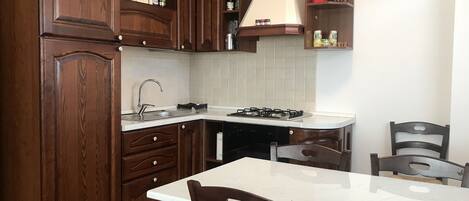 Fridge, oven, stovetop, coffee/tea maker