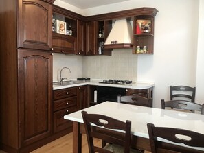 Réfrigérateur, four, plaque de cuisson, cafetière/bouilloire