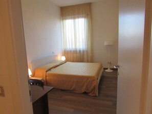 3 Schlafzimmer, Schreibtisch, Bügeleisen/Bügelbrett, WLAN