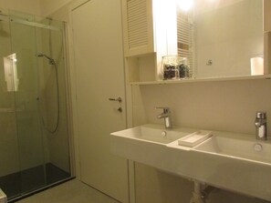 Hair dryer, towels, toilet paper - VERONAVIEW apartment (Verona)