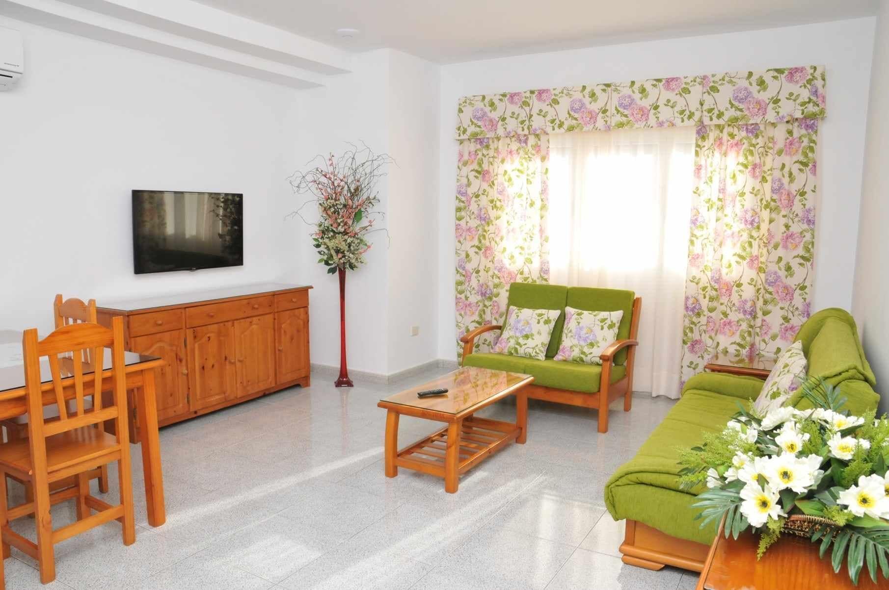 Tafelvoetbal, een tafeltennistafel en boeken