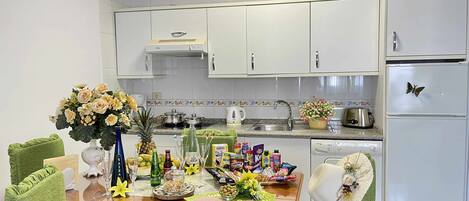 ثلاجة، ميكروويف، ماكينة لصنع القهوة/الشاي، محمصة خبز