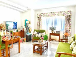 Tafelvoetbal, een tafeltennistafel en boeken