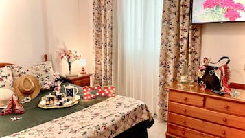 1 habitación, tabla de planchar con plancha y cuna de viaje
