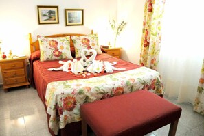 1 slaapkamer, een strijkplank/strijkijzer, reisbedje, gratis wifi