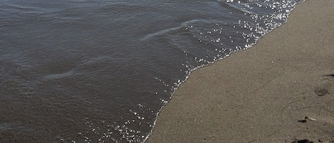 Vlak bij het strand, ligstoelen aan het strand