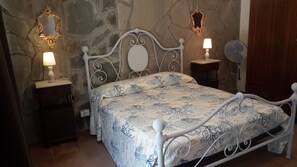 5 bedrooms, iron/ironing board, WiFi, bed sheets