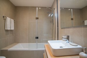 Kombinert dusj/badekar, hårføner, bidé og håndklær