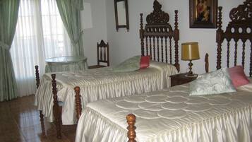 6 Schlafzimmer, Schreibtisch, Bügeleisen/Bügelbrett, kostenloses WLAN