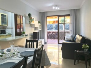 Smart TV - Apartment 2 Steps from the Sea with Air Conditioning, Relaxing Terrace and Pool (Tenerife)