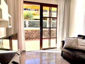 Smart TV - Apartment 2 Steps from the Sea with Air Conditioning, Relaxing Terrace and Pool (Tenerife)