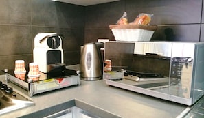 Kühlschrank, Mikrowelle, Herdplatte, Wasserkocher mit Kaffee-/Teezubehör