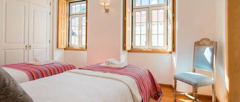 3 chambres, fer et planche à repasser, Wi-Fi gratuit, draps fournis