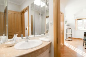 Bathtub, hair dryer, bidet, towels - Gomes Freire Terrace (Cascais)
