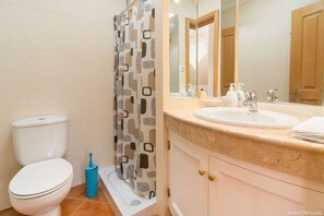 Bathtub, hair dryer, bidet, towels