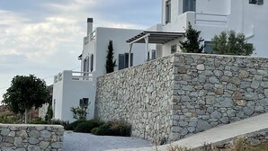 Un edificio moderno de paredes de piedra y techo plano.