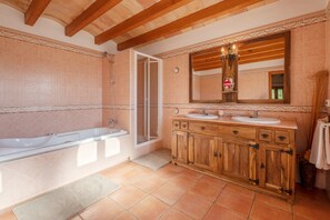 Bathtub, hair dryer, towels - Cosy Finca with Pool, Padel Court and Football Field - Can Gat Ibiza (SANT CARLES)