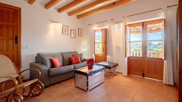 Tv, eldstad och ett bordtennisbord