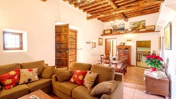 Televisio, takka, pöytätennispöytä