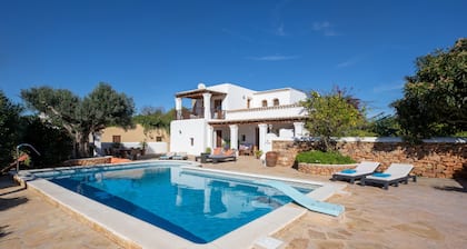 Gemütliche Finca mit Pool, Padel- und Fußballplatz - Can Gat Ibiza