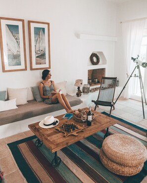 Smart TV, fireplace, video games, DVD player