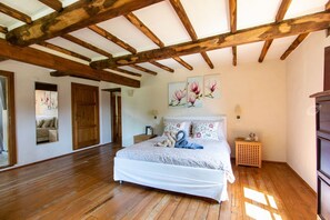 5 bedrooms, iron/ironing board, WiFi, bed sheets - Fantastic family villa with pool.... (Barga)