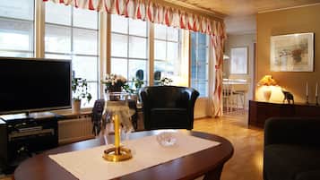 Tv, eldstad, dvd-spelare och en stereo