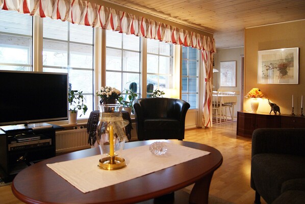 Fernseher, Kamin, DVD-Player, Stereoanlage