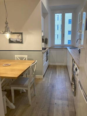 Fridge, microwave, oven, stovetop - ROME BOUTIQUE APARTMENTS luxurious, just minutes from downtown and the Vatican. (ROMA)
