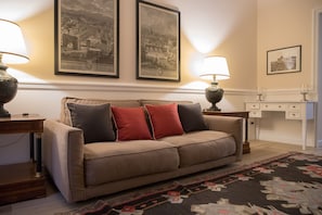 Smart TV, DVD player, books - ROME BOUTIQUE APARTMENTS luxurious, just minutes from downtown and the Vatican. (ROMA)