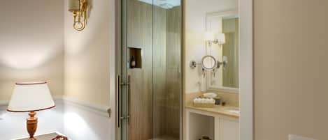 Combined shower/bathtub, eco-friendly toiletries, hair dryer, bidet