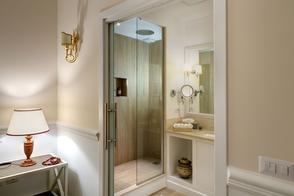 Combined shower/bathtub, eco-friendly toiletries, hair dryer, bidet - ROME BOUTIQUE APARTMENTS luxurious, just minutes from downtown and the Vatican. (ROMA)