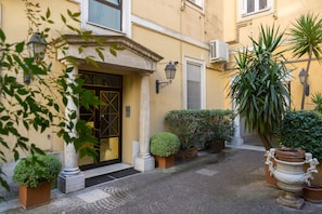 Exterior detail - ROME BOUTIQUE APARTMENTS luxurious, just minutes from downtown and the Vatican. (ROMA)