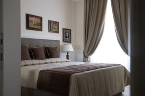 3 bedrooms, desk, iron/ironing board, travel cot - ROME BOUTIQUE APARTMENTS luxurious, just minutes from downtown and the Vatican. (ROMA)