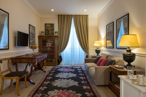 Smart TV, DVD player, books - ROME BOUTIQUE APARTMENTS luxurious, just minutes from downtown and the Vatican. (ROMA)