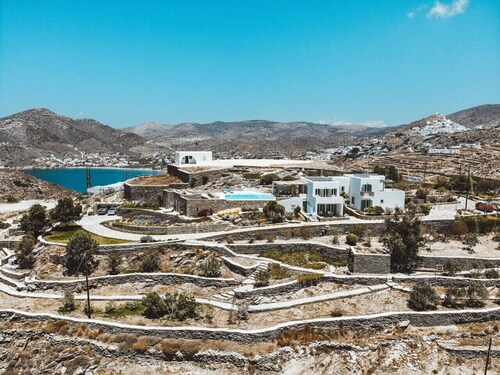 On The Rocks - The Main House - Serviced Villa