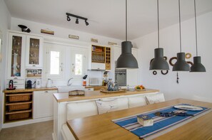 Fridge, microwave, oven, stovetop - On The Rocks - The Main House - Serviced Villa (Ios)