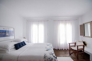 5 bedrooms, in-room safe, desk, iron/ironing board - On The Rocks - The Main House - Serviced Villa (Ios)