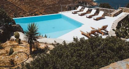 Une maison de famille élégante avec piscine à débordement et vue imprenable sur la mer