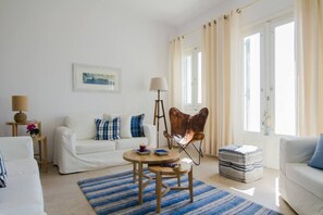 Smart TV, fireplace, DVD player, ping pong - On The Rocks - The Main House - Serviced Villa (Ios)