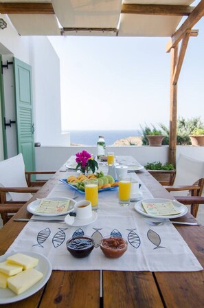 Outdoor dining - On The Rocks - The Main House - Serviced Villa (Ios)