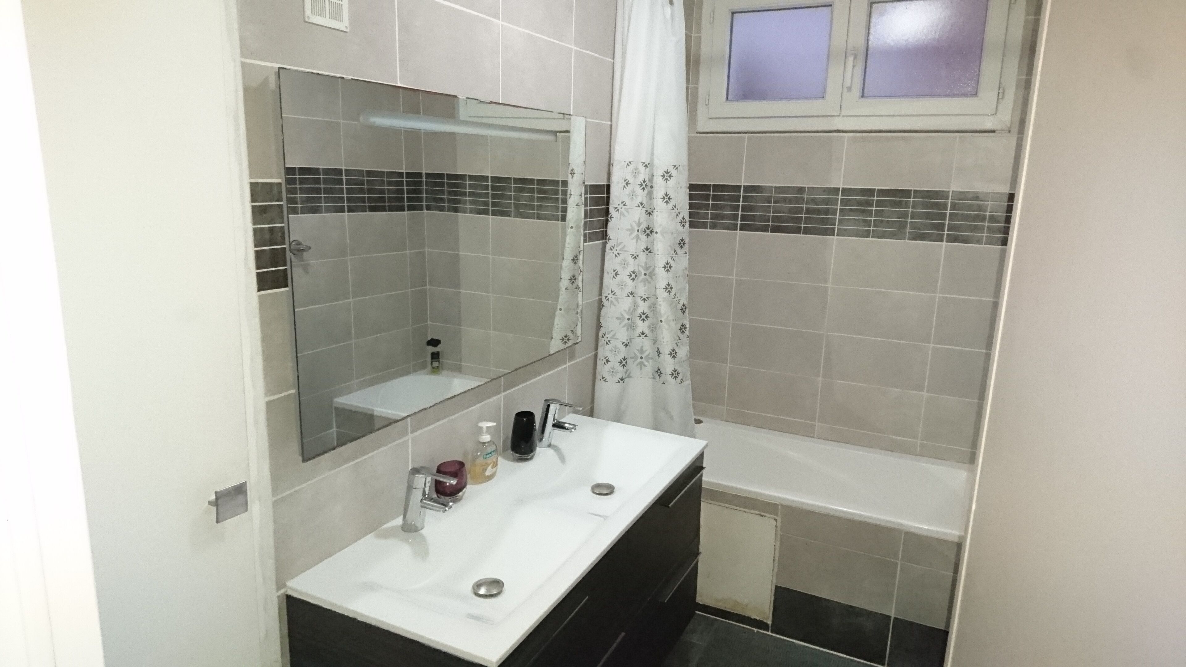 Ensemble douche/baignoire, serviettes fournies, papier toilette